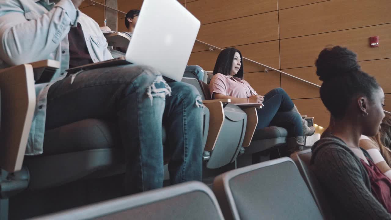 女大学生因上课迟到向教授道歉