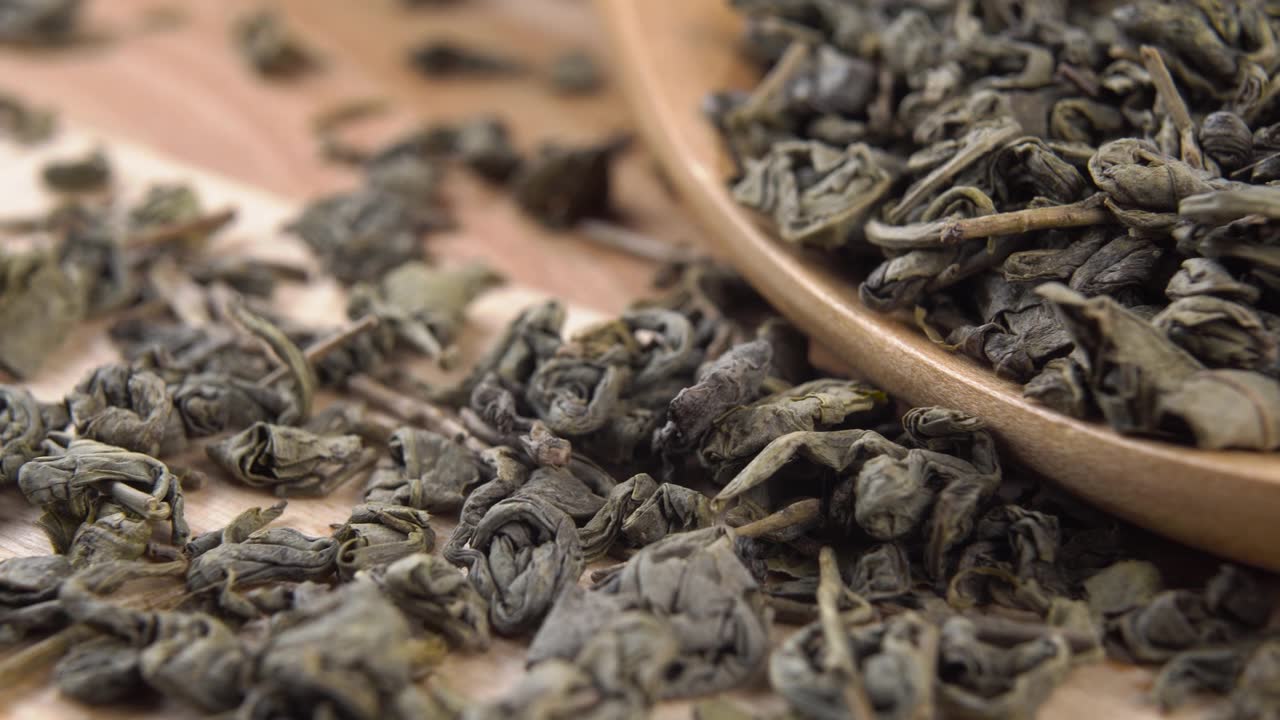 詳情圖-有機(jī)生態(tài)產(chǎn)品綠色干燥的茶葉在一個(gè)木勺在一個(gè)鄉(xiāng)村板
