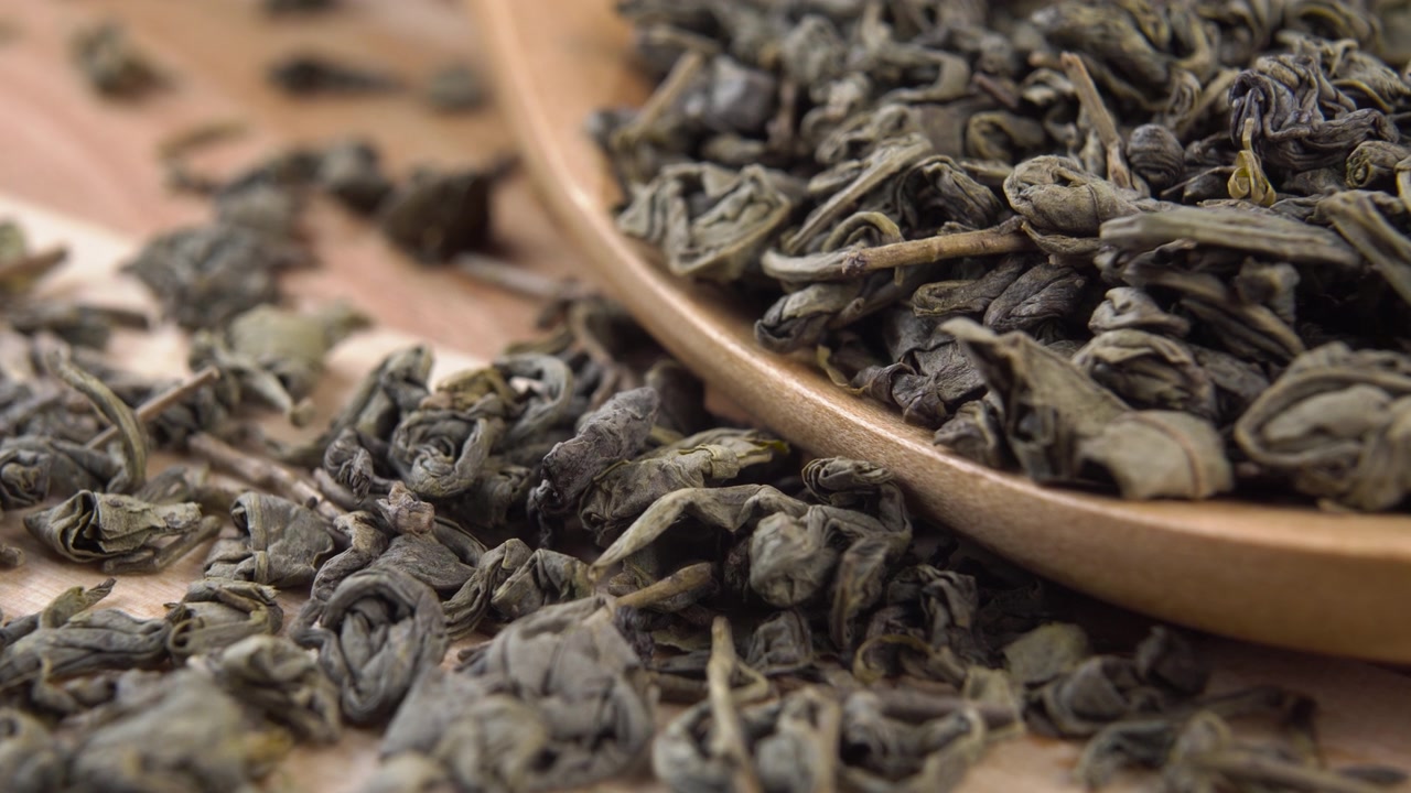 詳情圖-有機(jī)生態(tài)產(chǎn)品綠色干燥的茶葉在一個(gè)木勺在一個(gè)鄉(xiāng)村板
