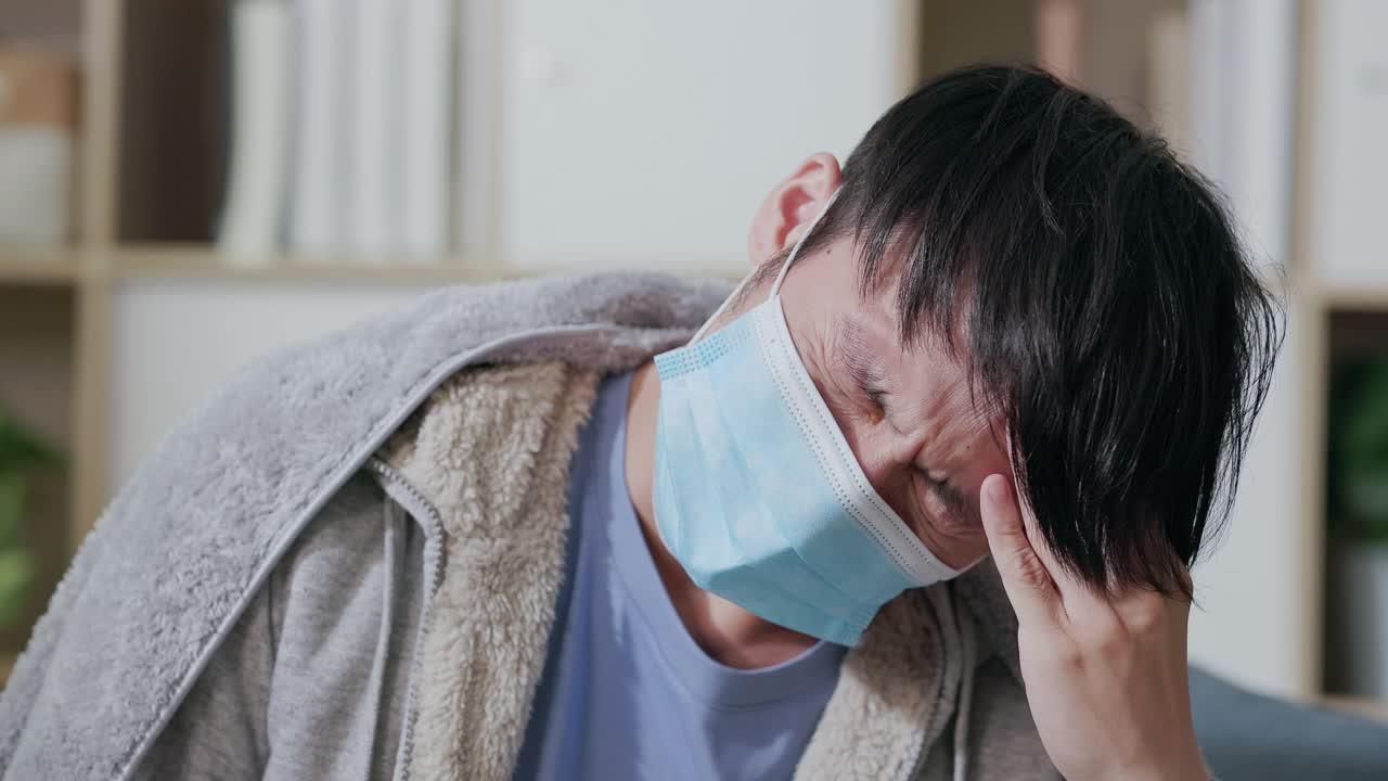 男人在家头疼