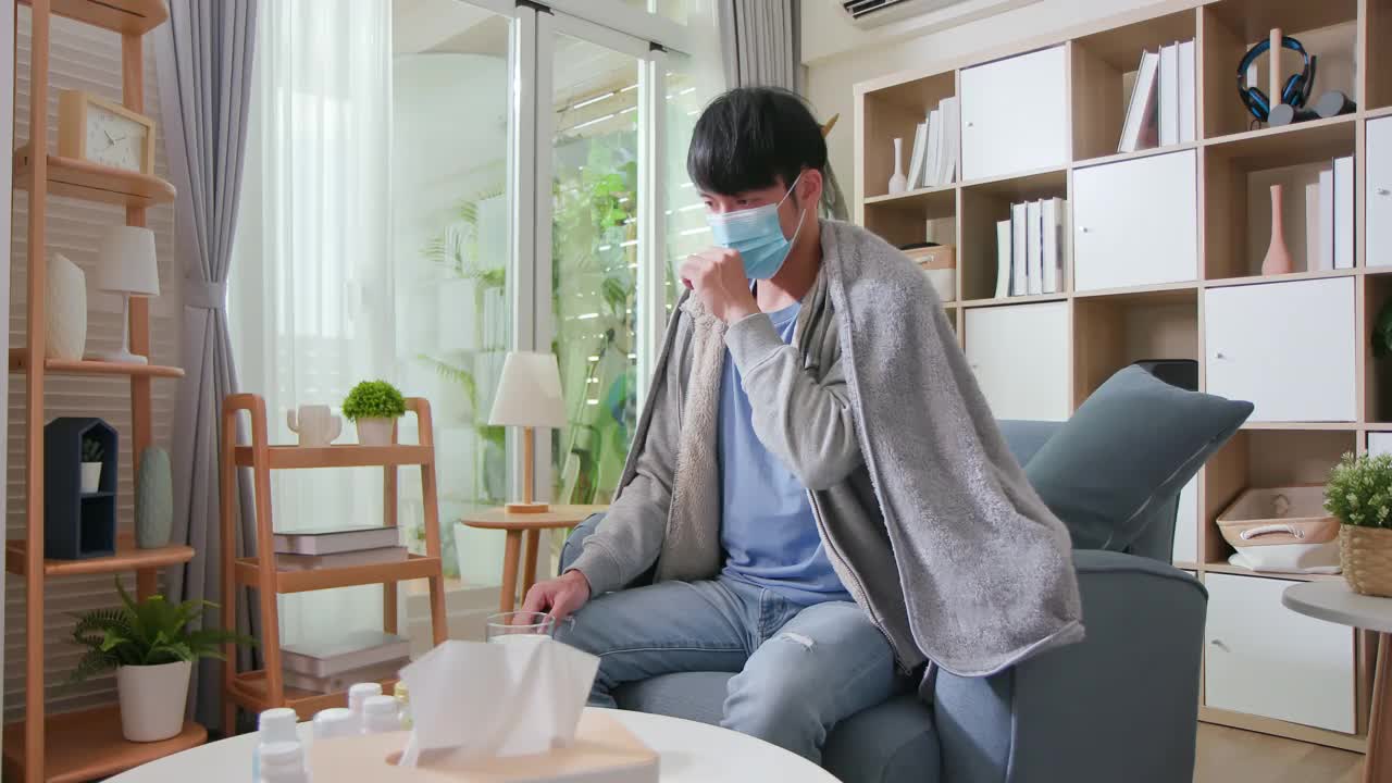 男人在家咳嗽