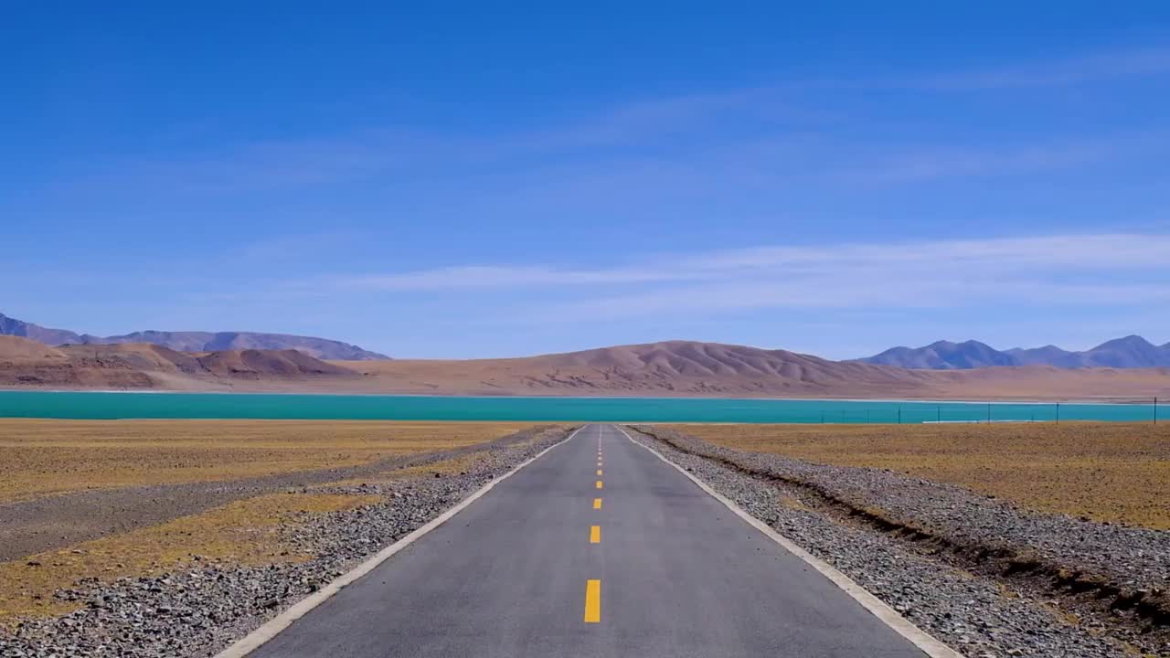 西藏阿里地区的湖泊