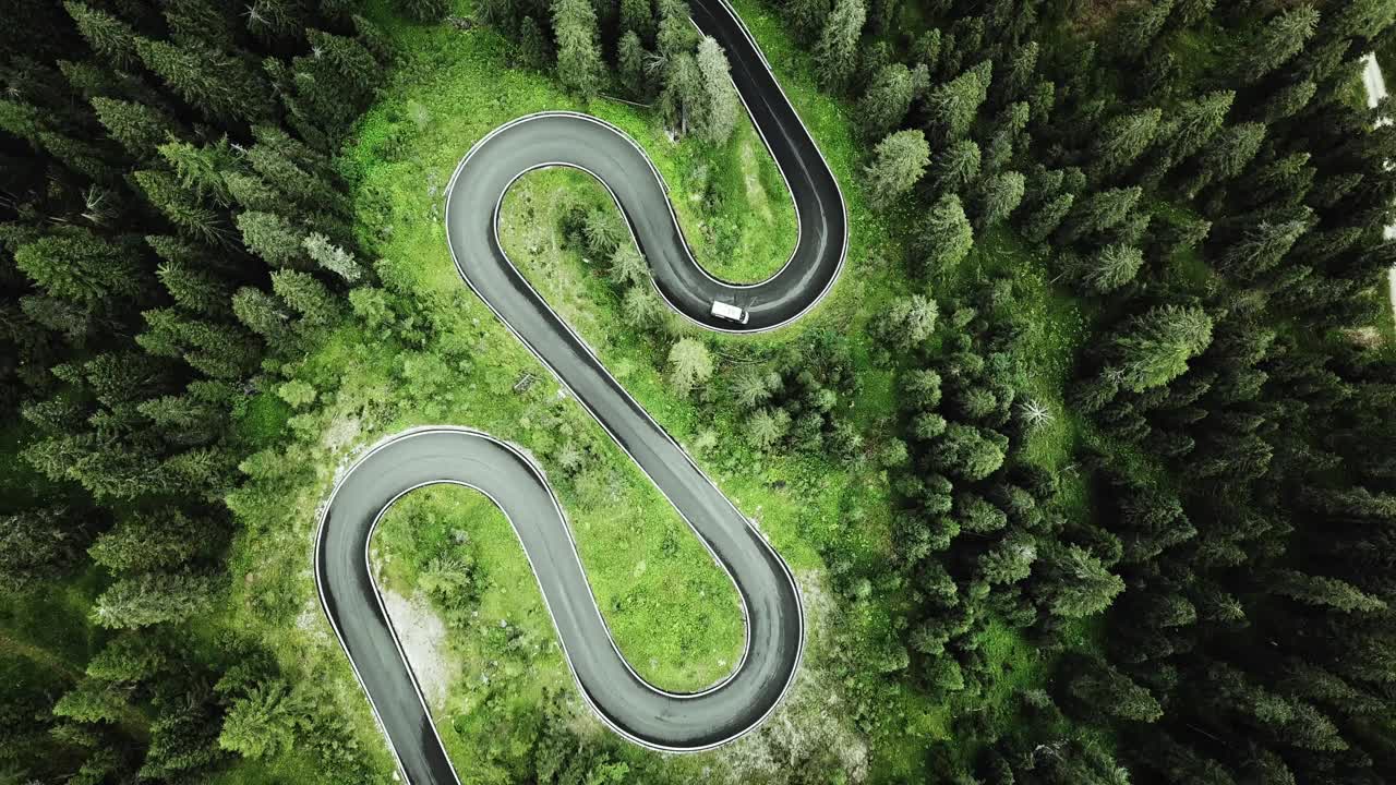 在蜿蜒的白云石路上