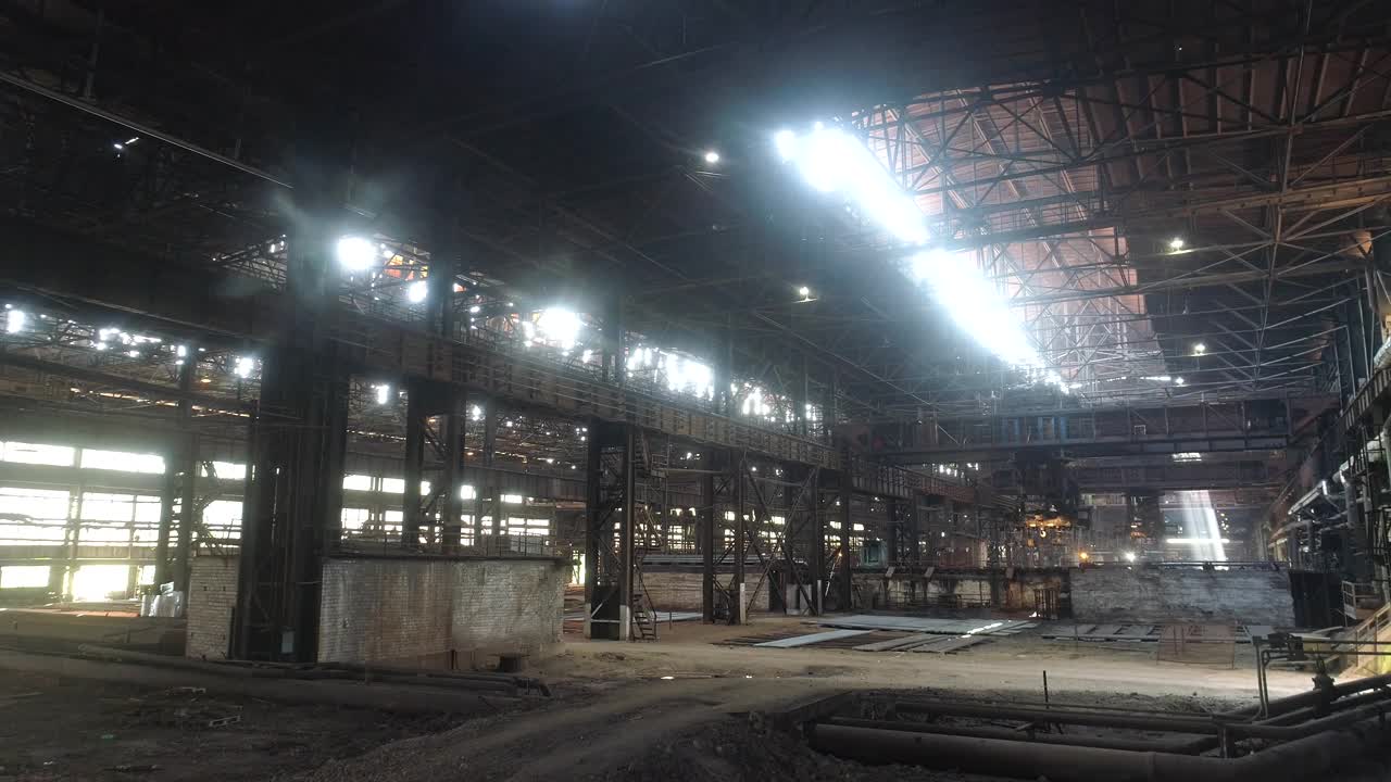 工厂吊车的工作金属工厂的工作过程。起重机在工厂工作。一座现代化工厂里的架空起重机