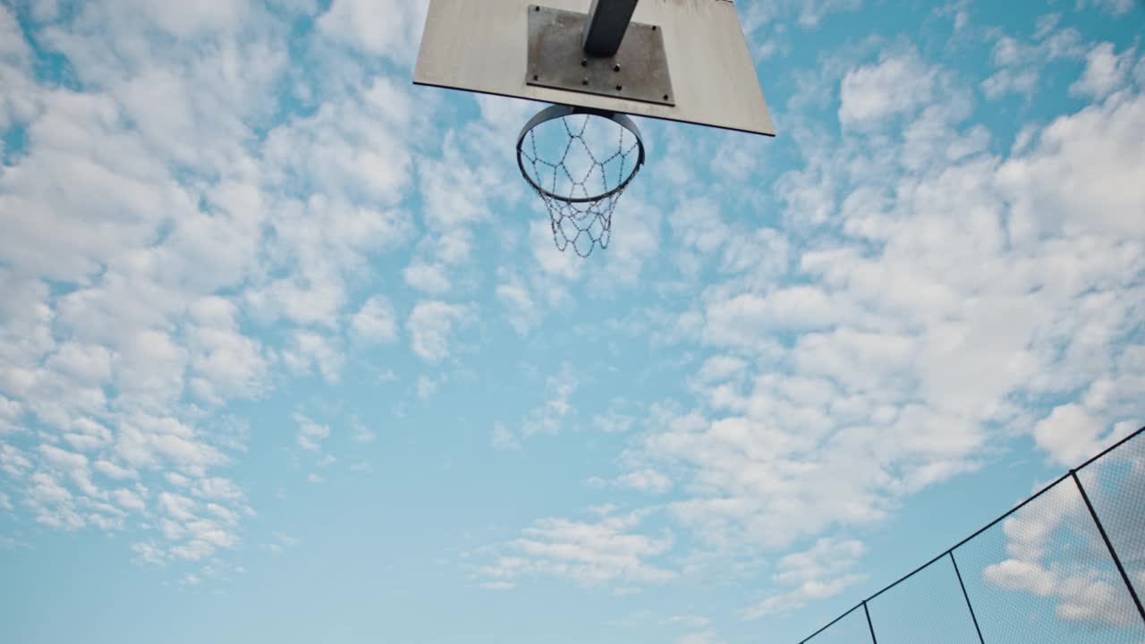 两兄弟在篮球场上打篮球