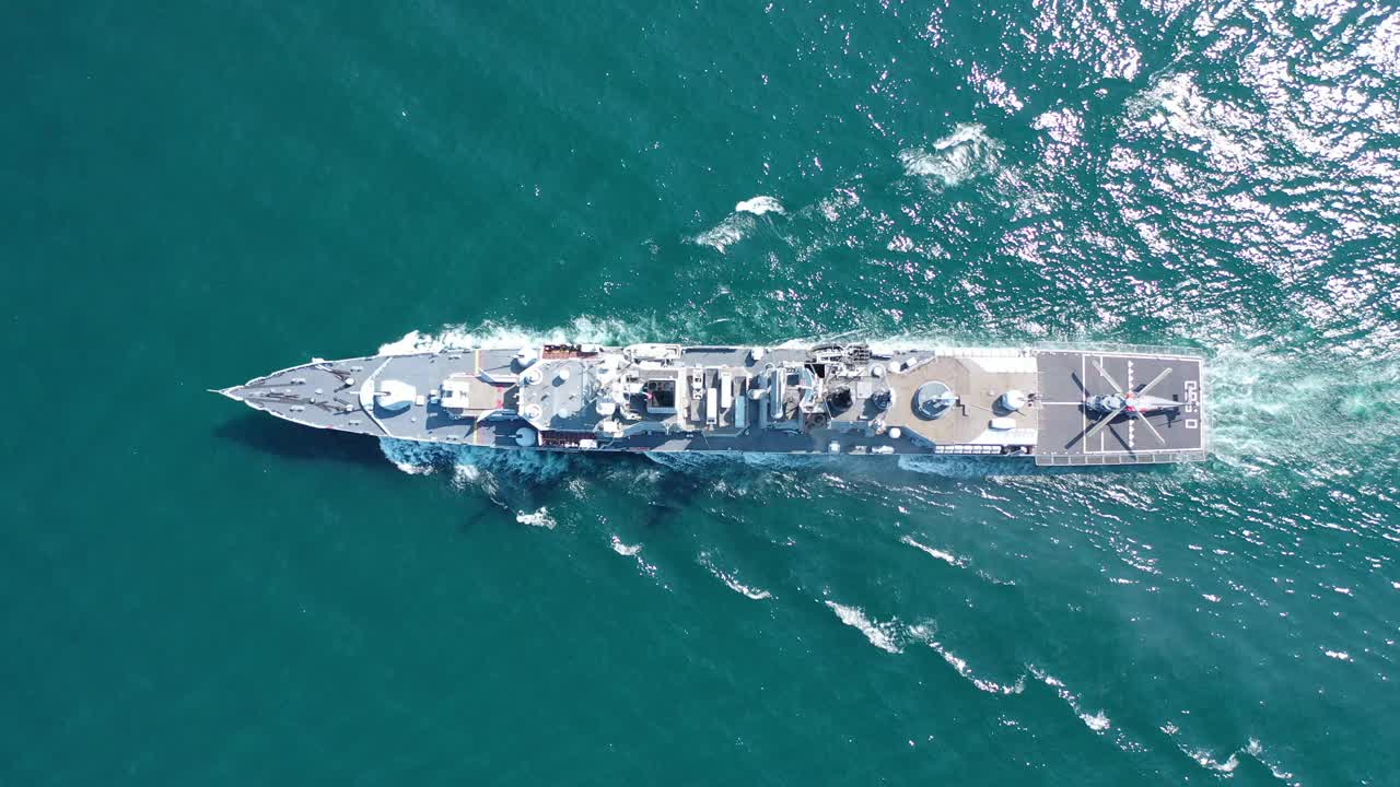 海军舰艇，战斗舰艇，军舰，军用舰艇的鸟瞰图，弹性和装备武器系统，尽管武器在部队运输。支持海军舰艇。军事海洋运输。