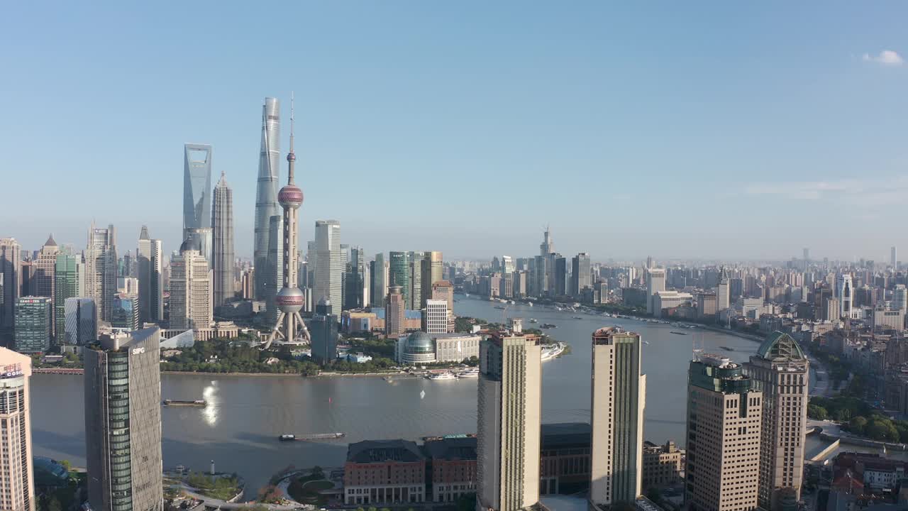 无人机拍摄:上海外滩的4K鸟瞰。