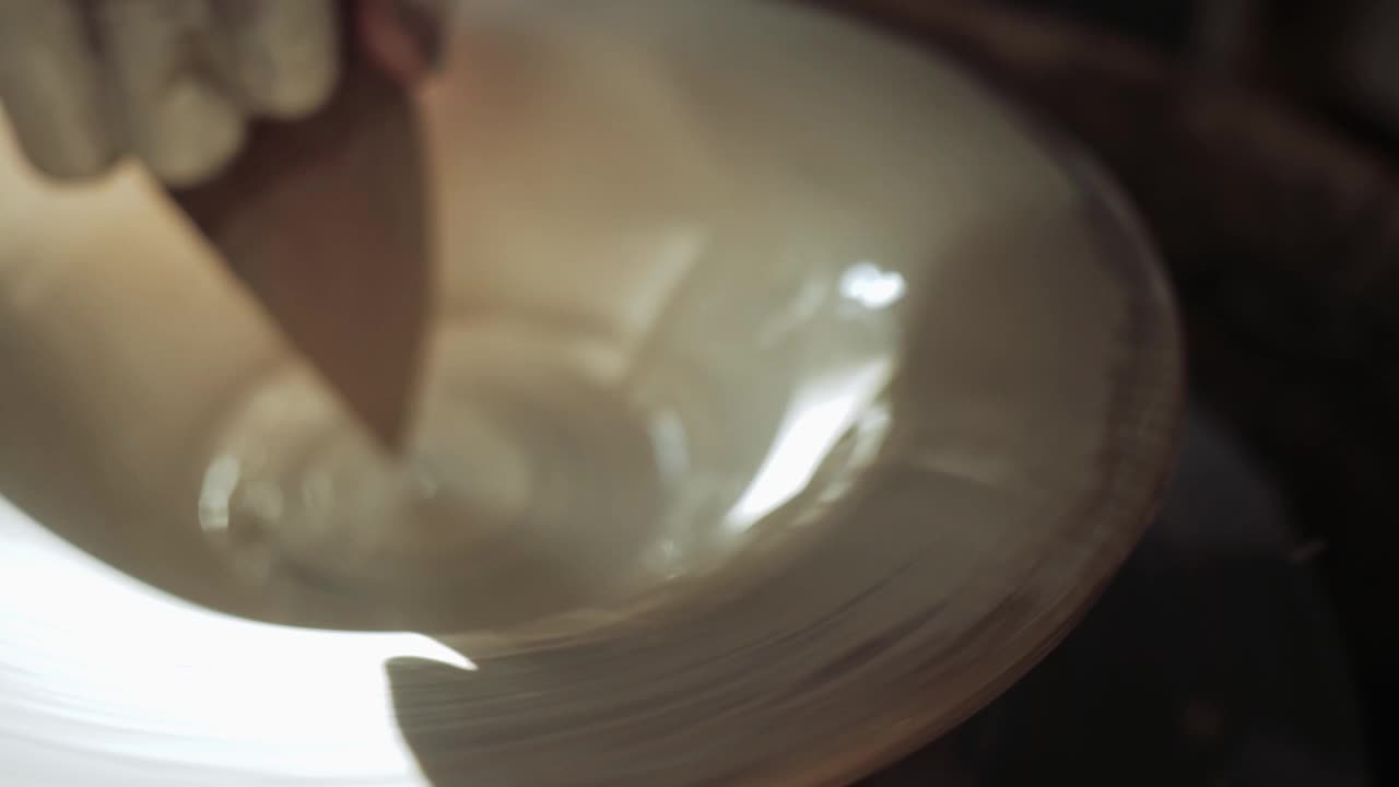 给陶工转盘上的盘子上的螺旋图案。