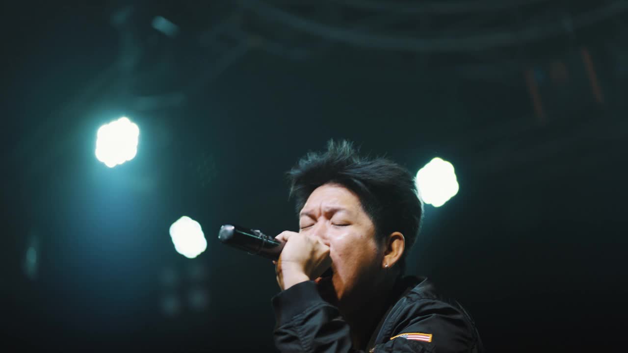 音乐家在迷你音乐会中演唱