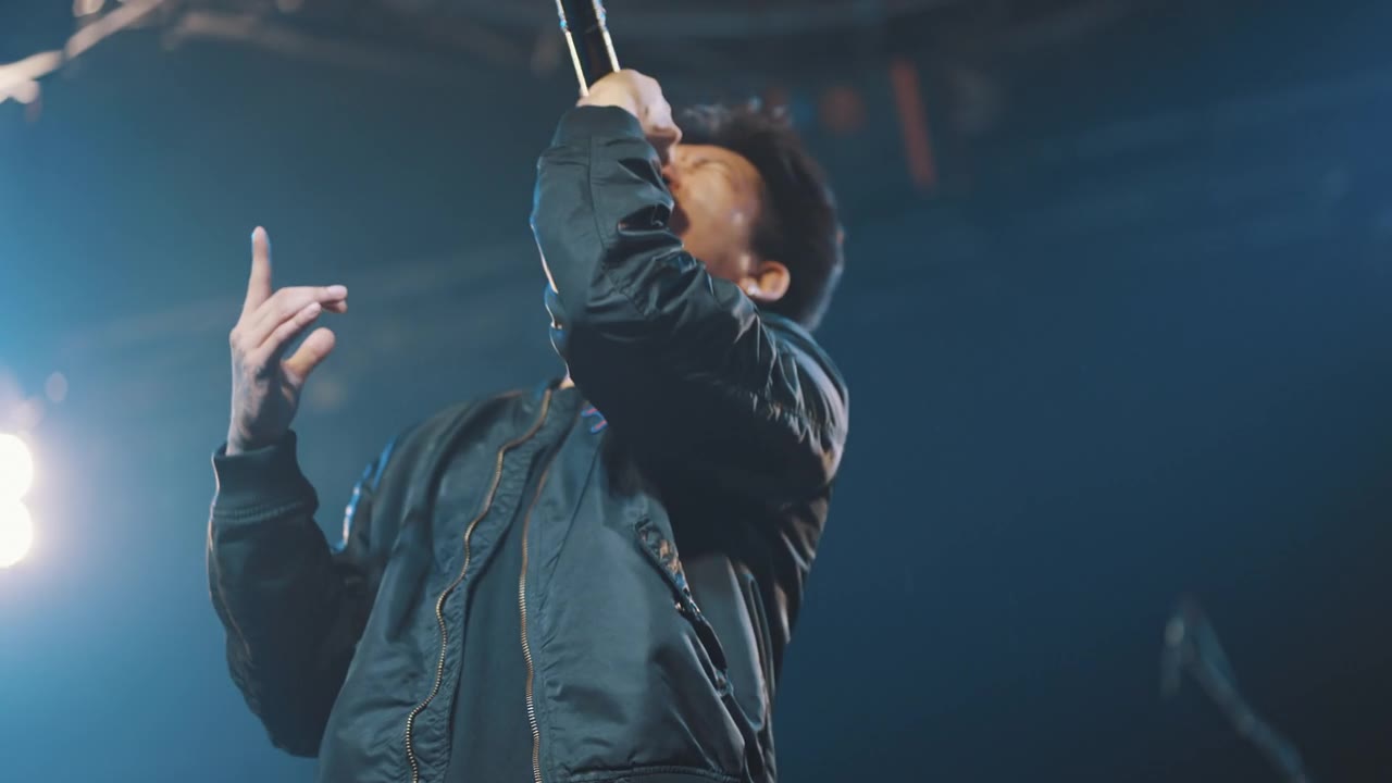 详情图-音乐家在迷你音乐会中演唱