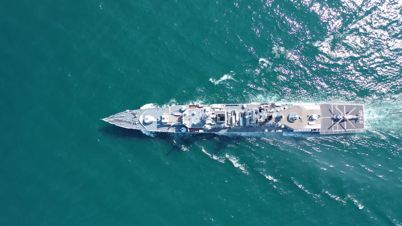 海军舰艇，战斗舰艇，军舰，军用舰艇的鸟瞰图，弹性和装备武器系统，尽管武器在部队运输。支持海军舰艇。军事海洋运输。