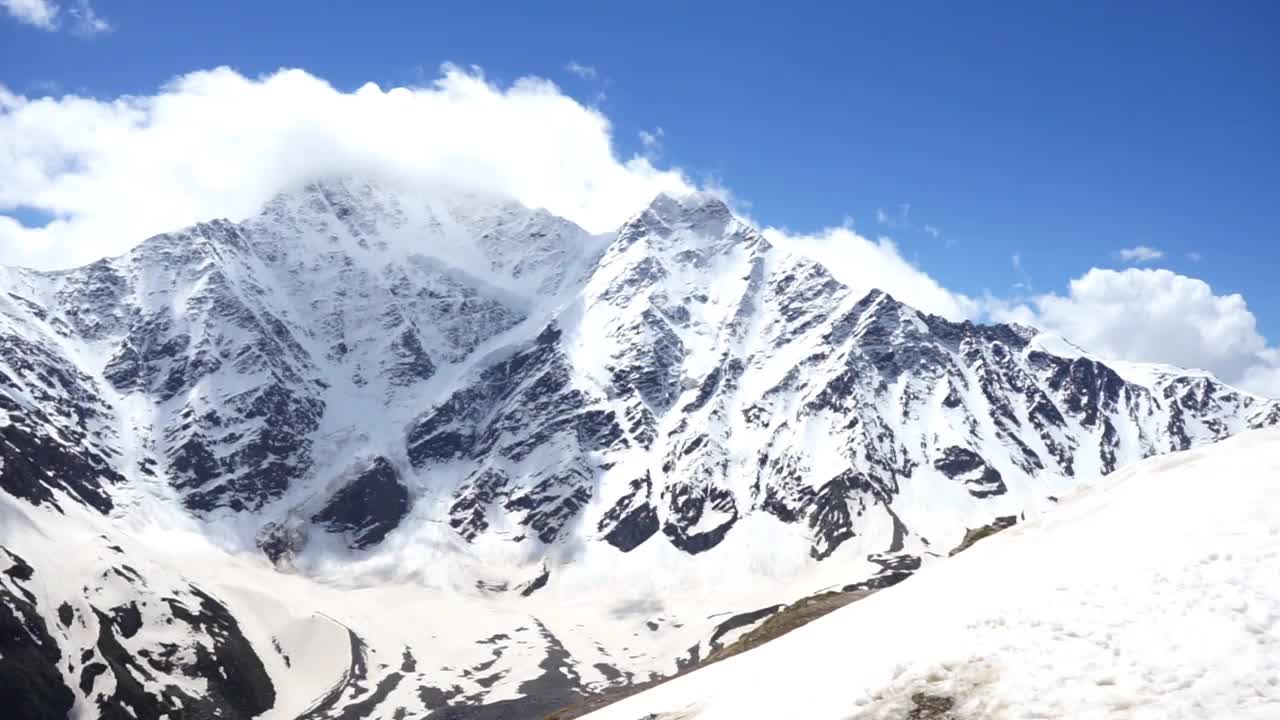阿尔卑斯山脉的航拍。山、峰、崖、石、脊、景、绿草、天、云、自然、自然的原生态影像。