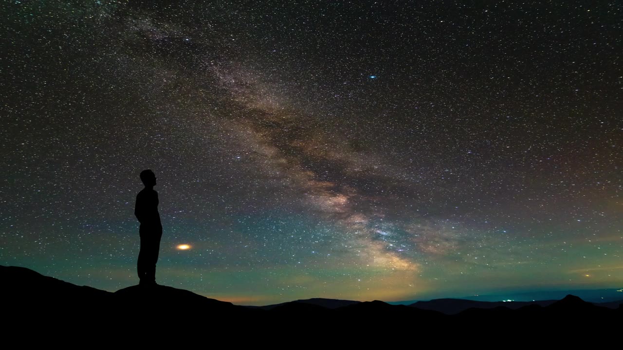詳情圖-孤獨的人站在繁星滿天的山頂。間隔拍攝