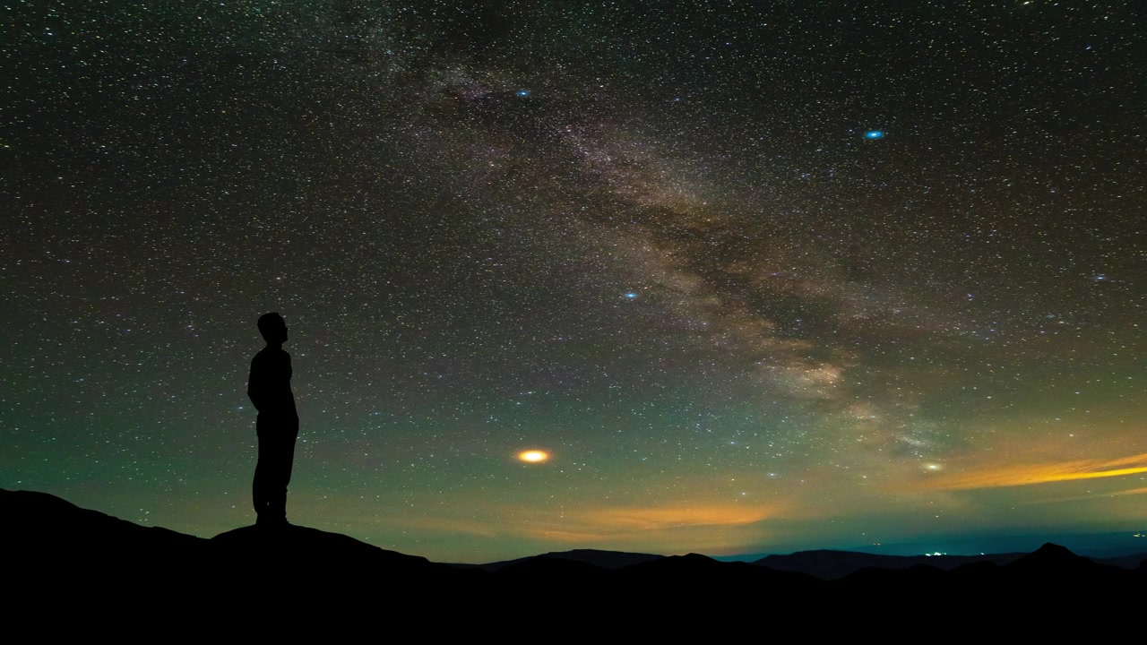 詳情圖-孤獨的人站在繁星滿天的山頂。間隔拍攝