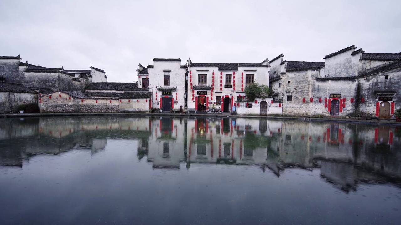 中国古村落(宏村)，下雨天。