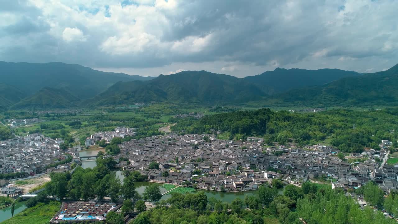 中国古村落(宏村)鸟瞰图，晴天。