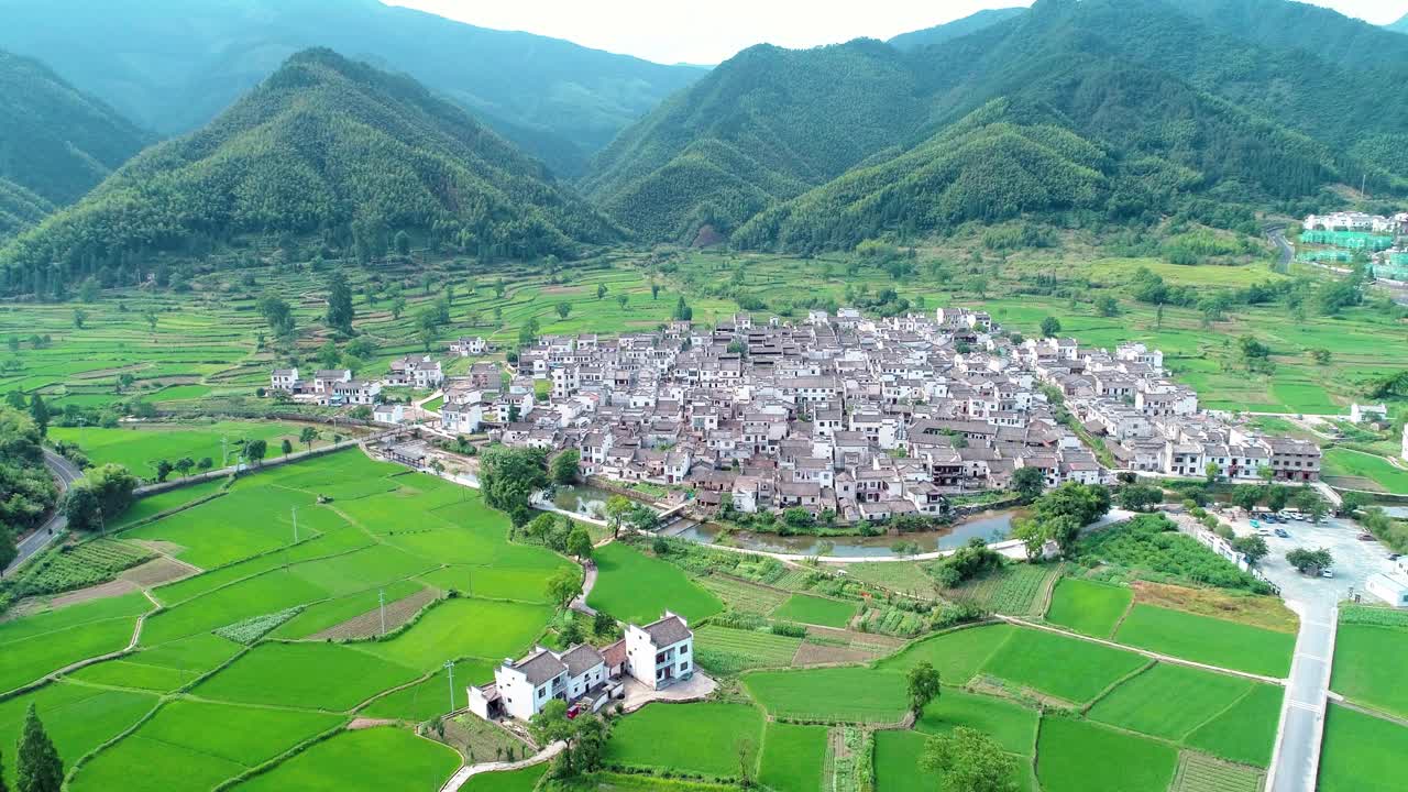 中国古村落(宏村)鸟瞰图，晴天。
