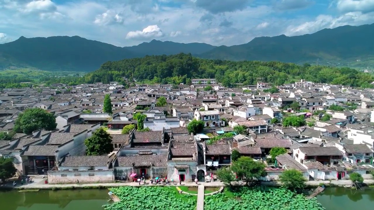 中国古村落(宏村)鸟瞰图，晴天。