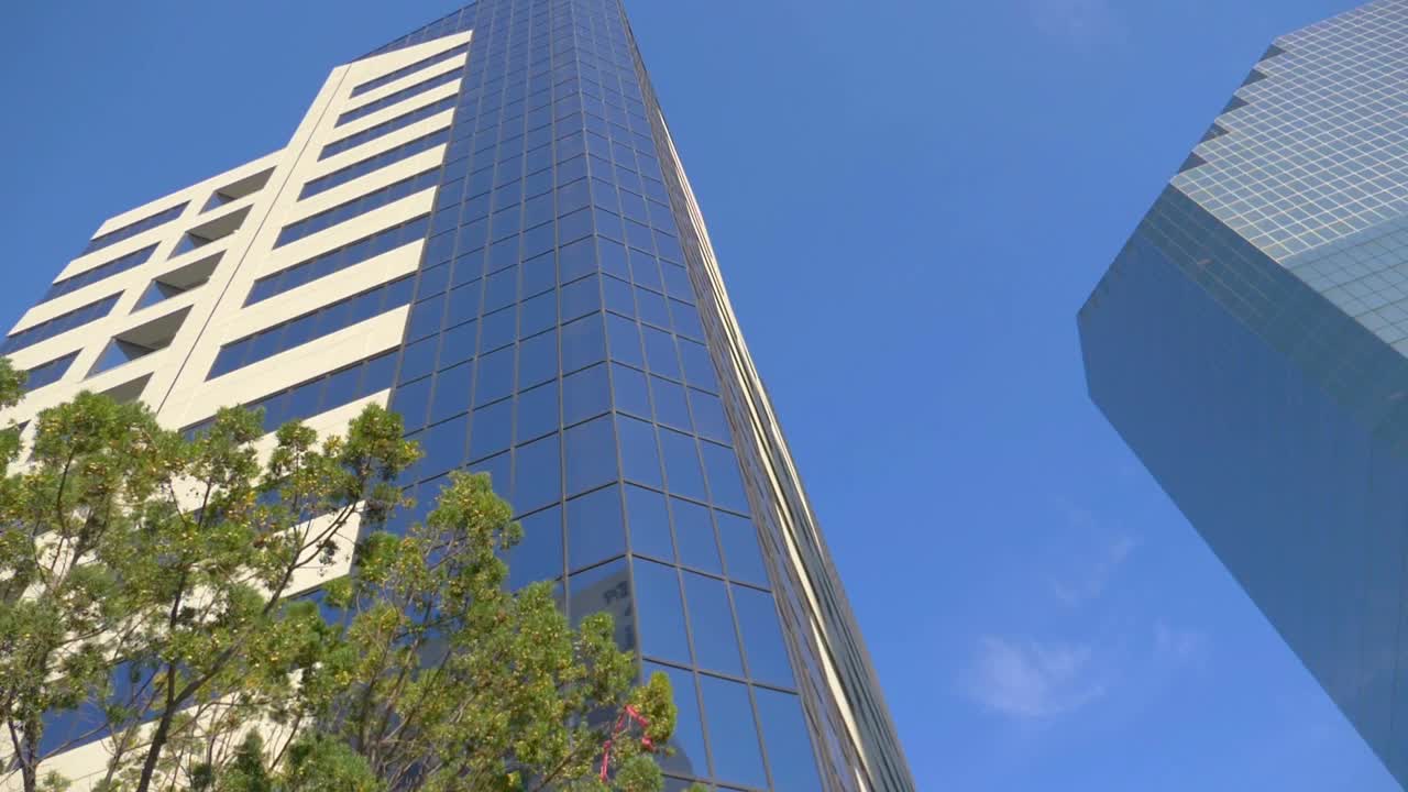 洛杉矶摩天大楼上的汽车POV慢镜头180fps