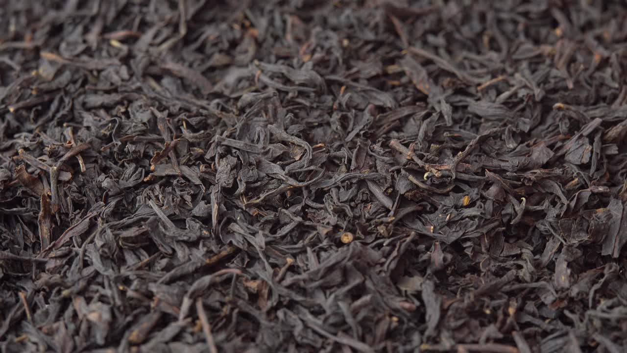 黑松叶茶纺贴盘，茶叶广告，背景为咖啡馆或餐厅红茶