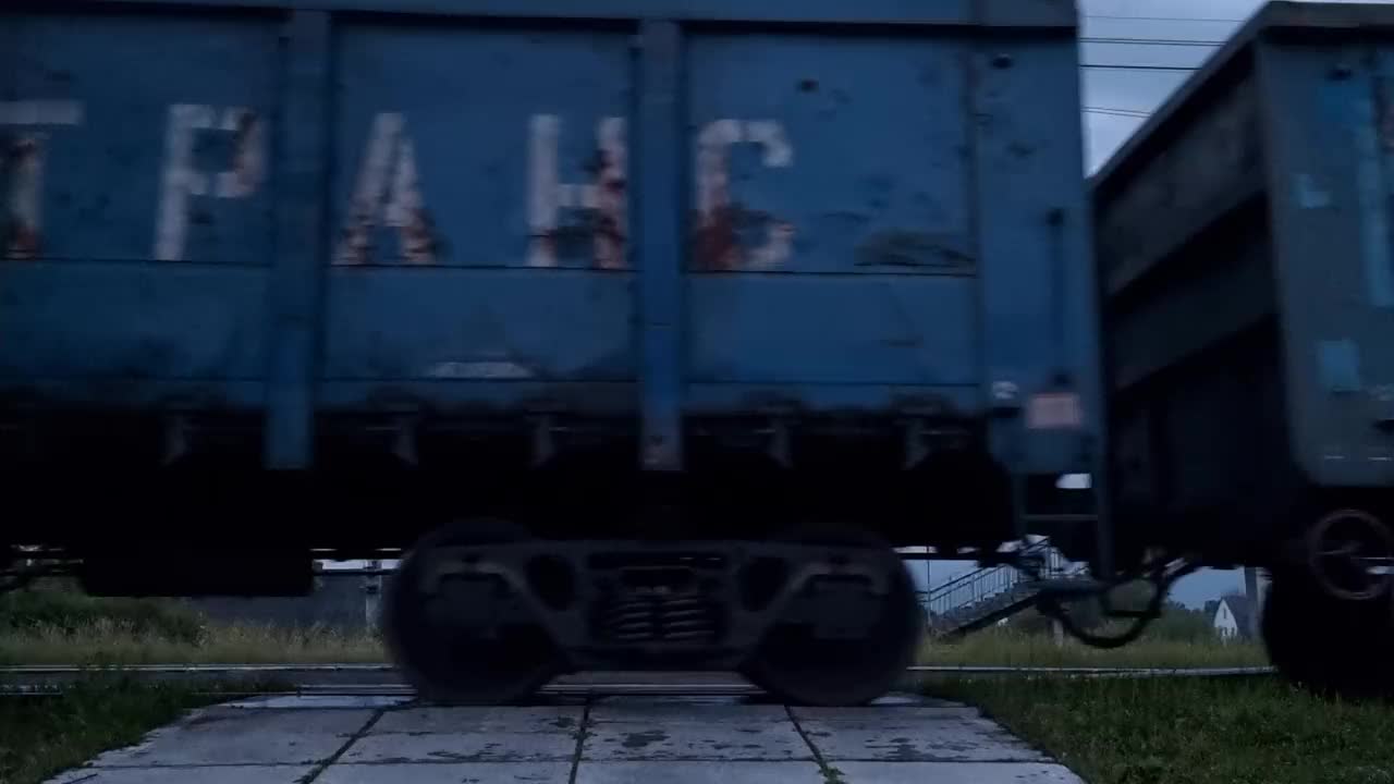 货运火车经过车站。运送货物的马车。