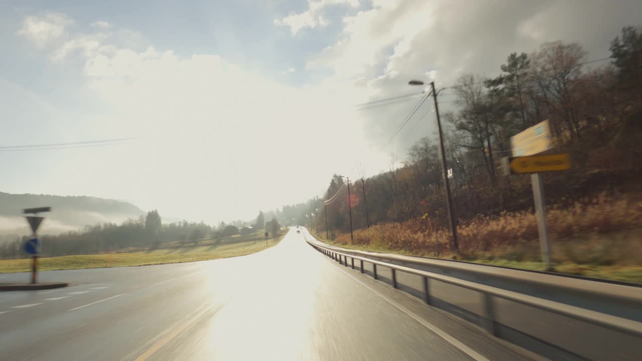 POV汽车行驶在挪威峡湾:雾蒙蒙的冬季道路