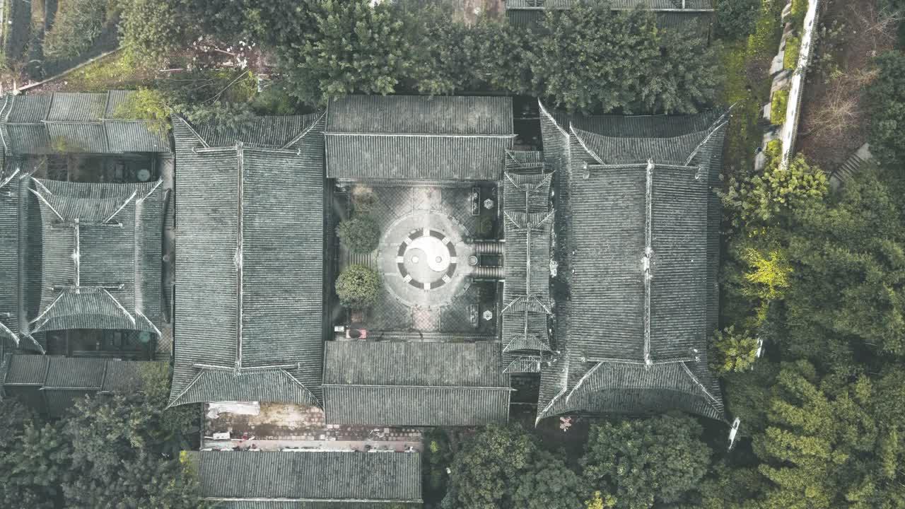 鸟瞰图的寺庙和阴阳符号