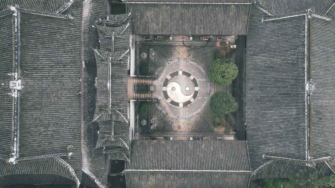 鸟瞰图的寺庙和阴阳符号