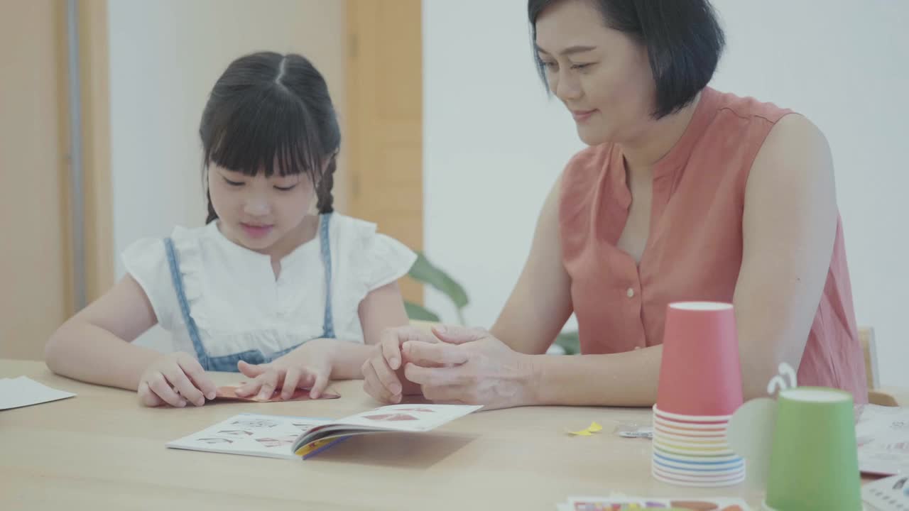 她在美术课上做了不同的纸艺术——圣诞树圣帽、面具、排灯节蜡烛等