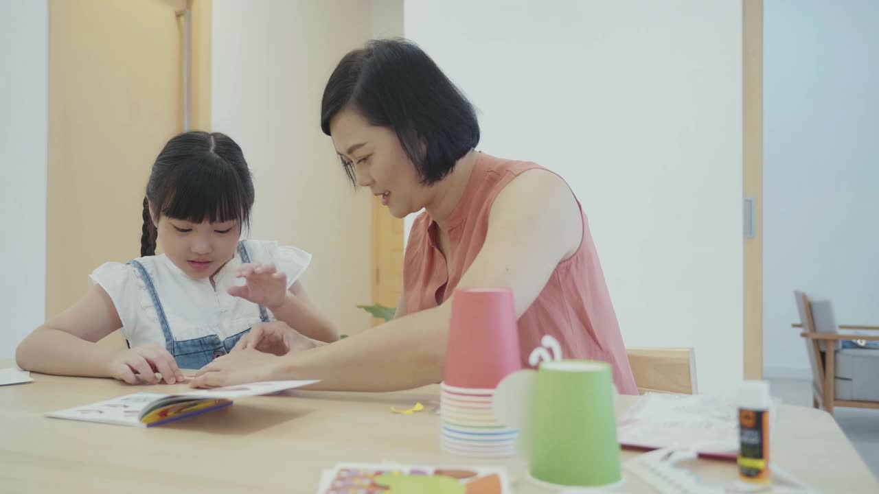 她在美术课上做了不同的纸艺术——圣诞树圣帽、面具、排灯节蜡烛等