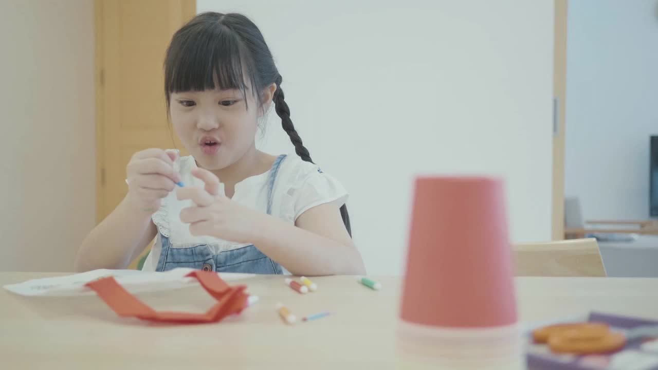 她在美术课上做了不同的纸艺术——圣诞树圣帽、面具、排灯节蜡烛等