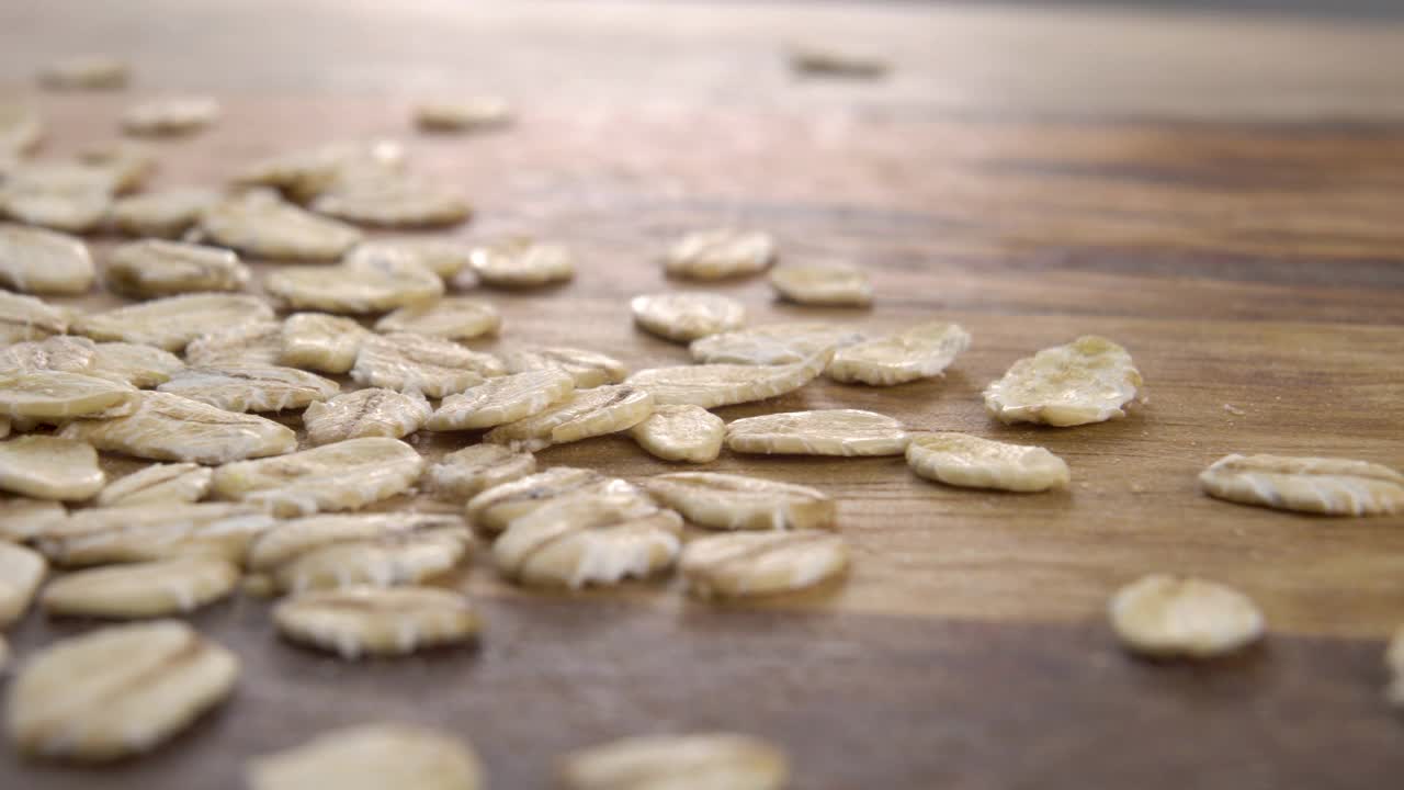 在粗糙的木质表面上的燕麦片。干麦片