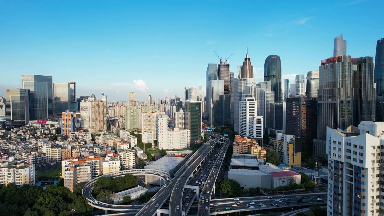 详情图-引人注目的城市景观的倾斜视图
