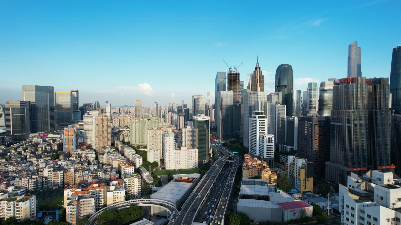 详情图-引人注目的城市景观的倾斜视图