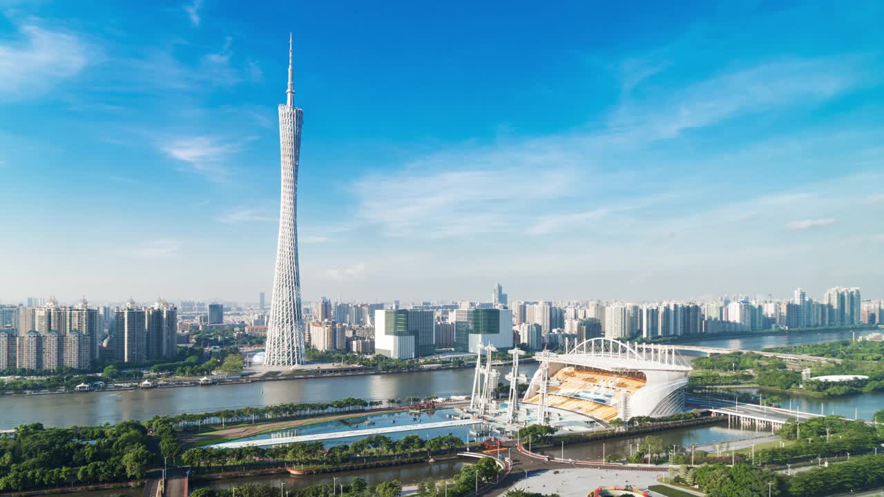 现代城市的天际线与广州塔，时光流逝