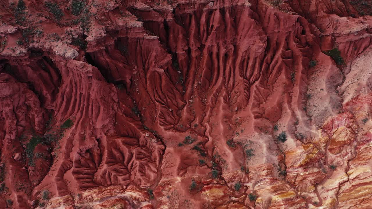 吉尔吉斯斯坦美丽的多层童话峡谷的鸟瞰图