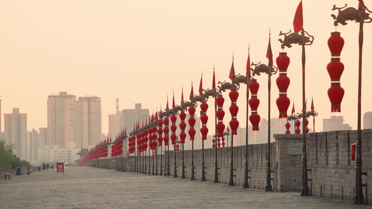 中国，陕西，西安，日落时古城墙上的龙旗和灯笼