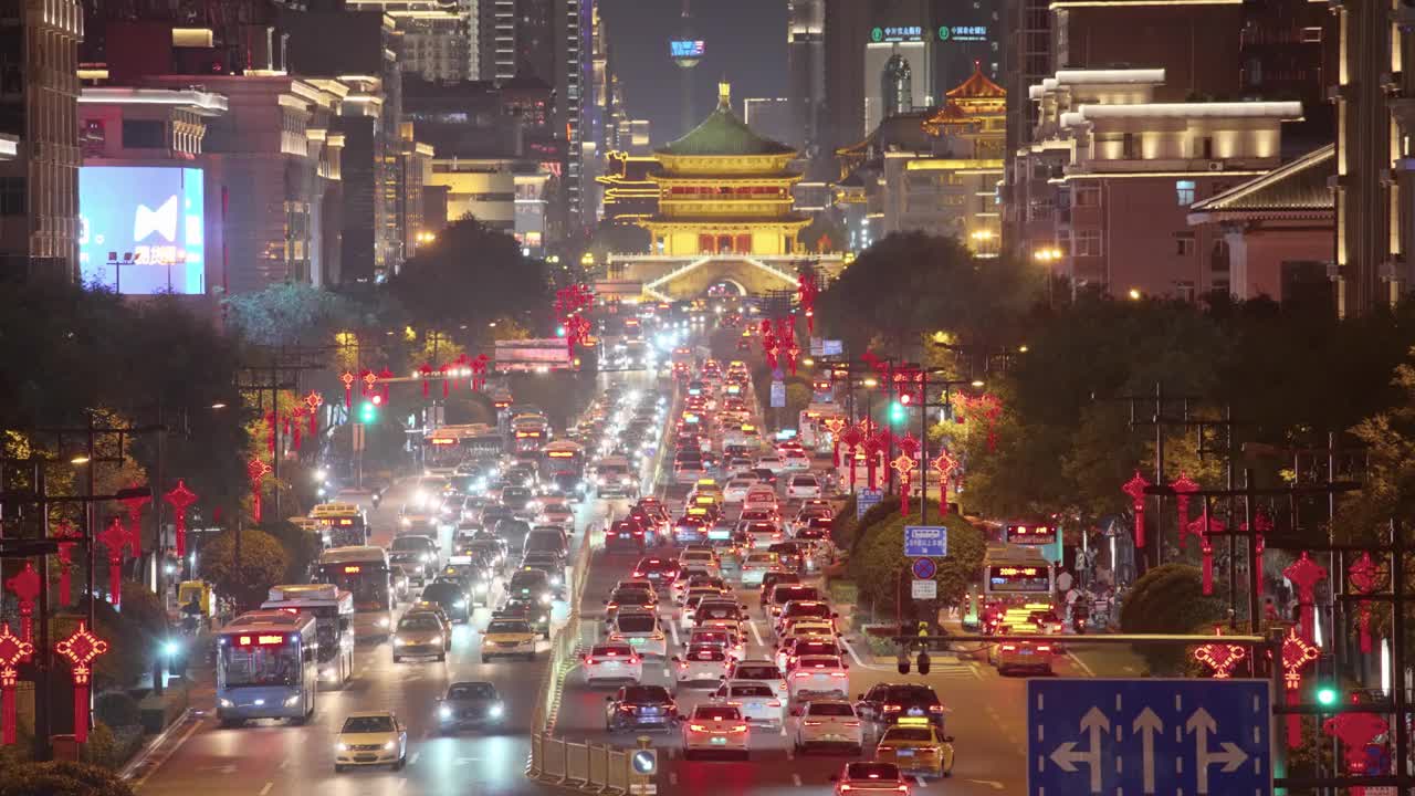 中国西安，日落时分的城市交通景观。
