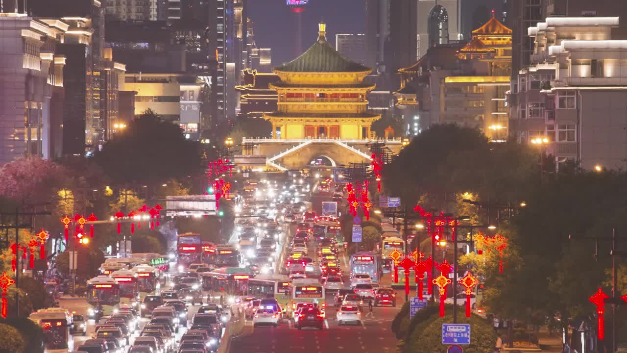 中国西安，日落时分的城市交通景观。