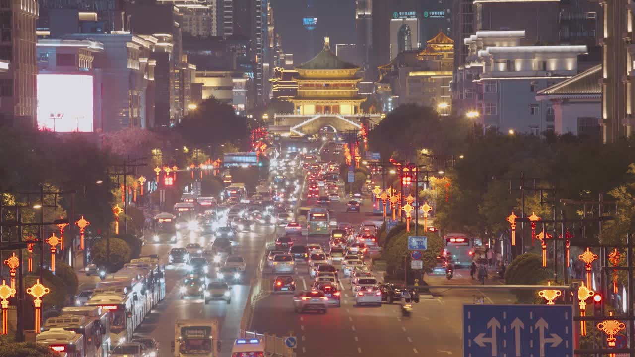 中国西安，日落时城市交通的时间流逝。