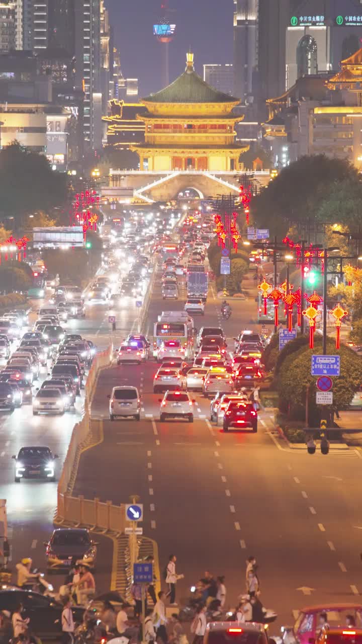 中国西安，日落时分的城市交通景观。