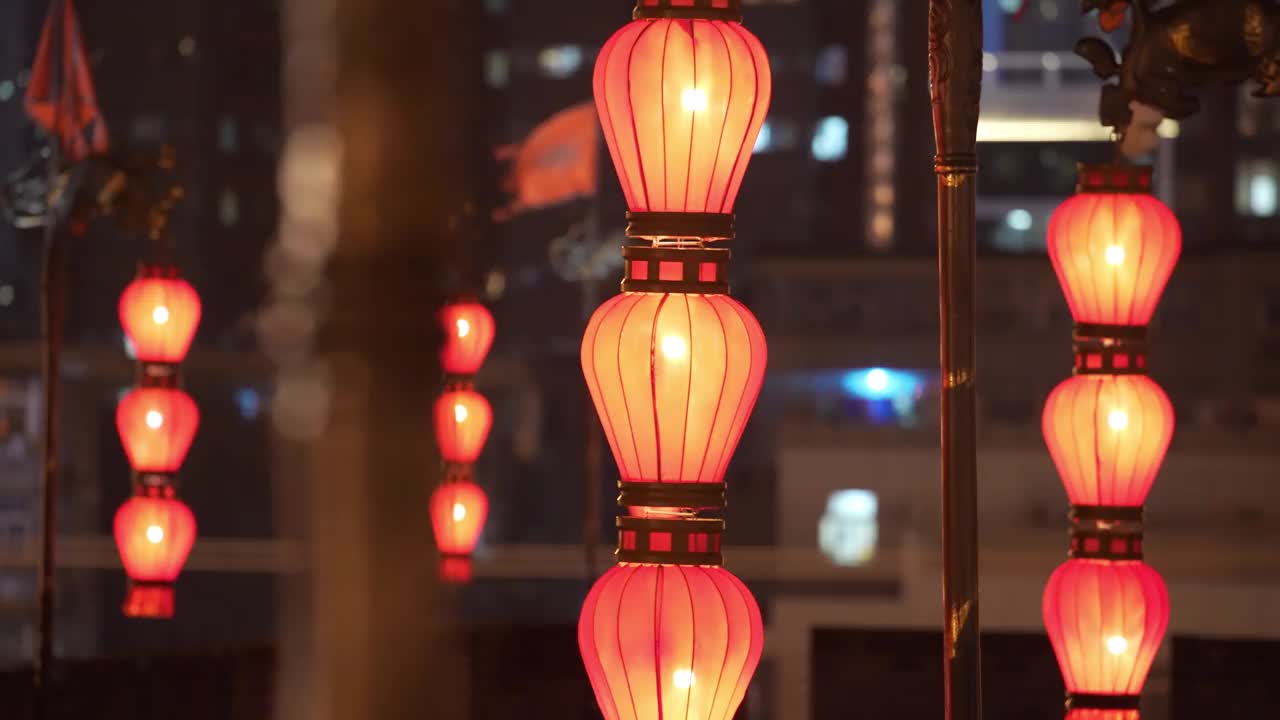 中国，陕西，西安，古城墙上的龙旗和灯笼