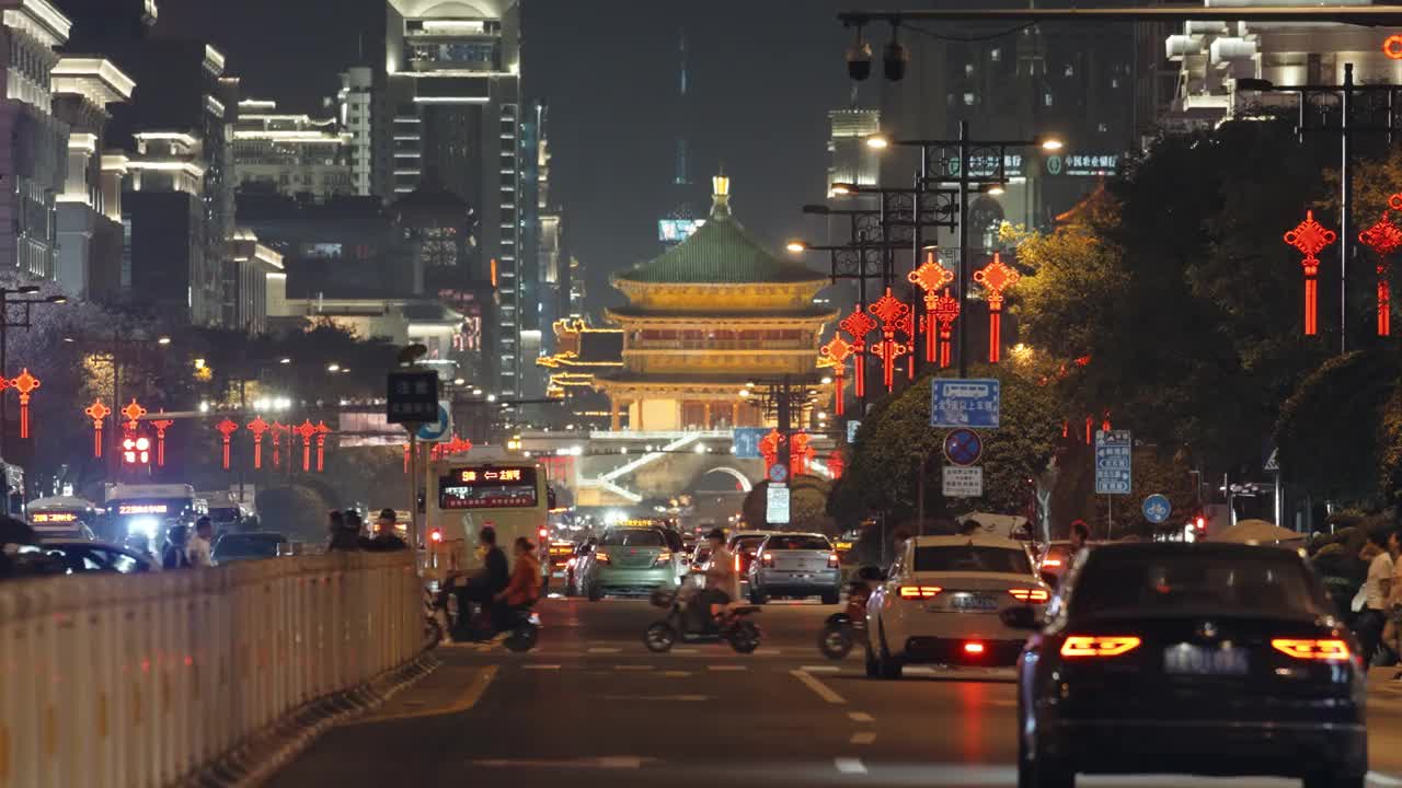 中国西安，日落时分的城市交通景观。