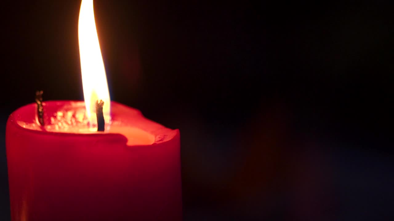红烛在夜里燃烧