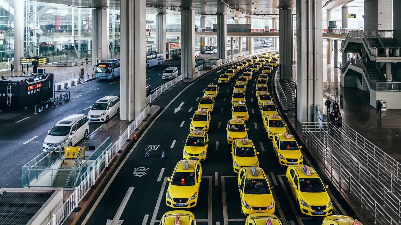 详情图-T/L机场出口黄色出租车排长队