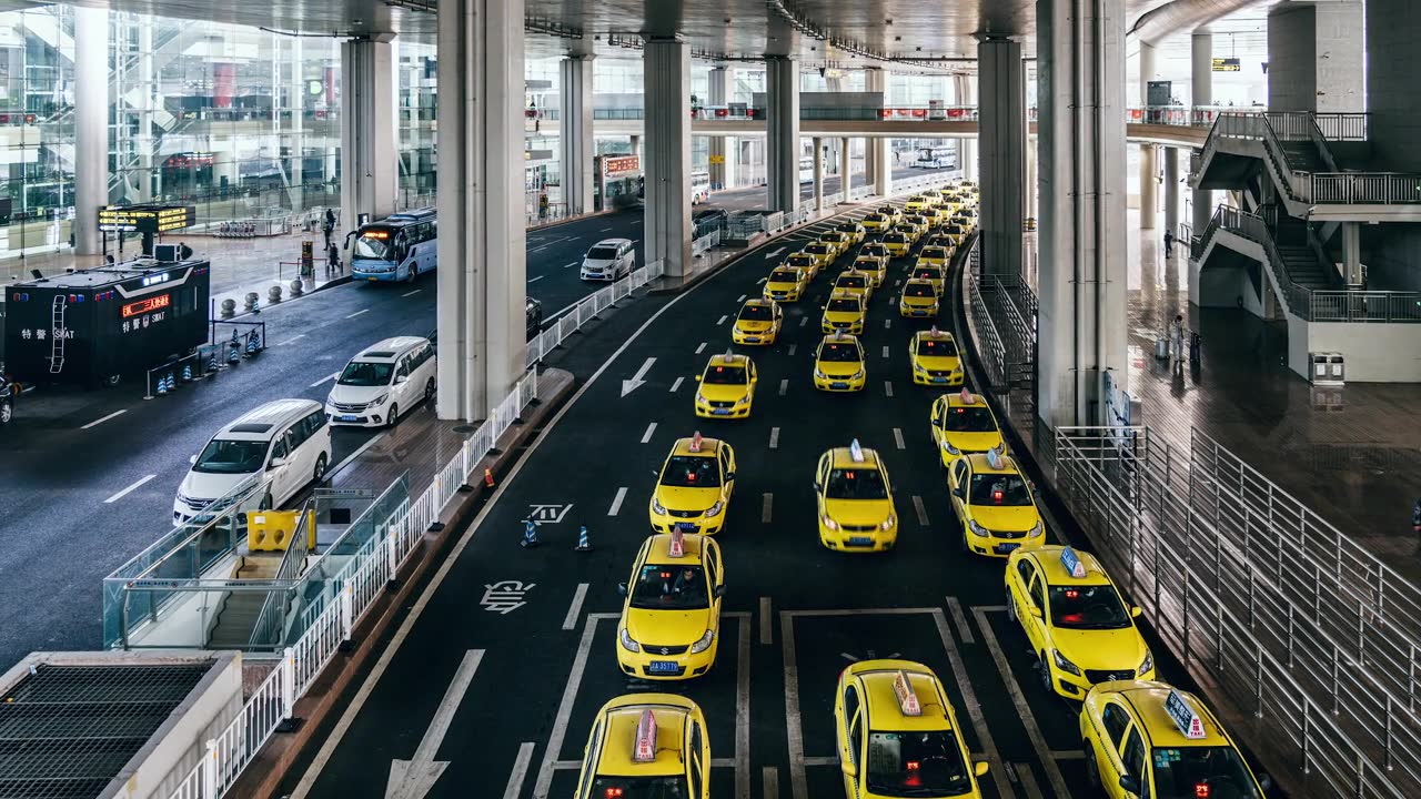 详情图-T/L机场出口黄色出租车排长队