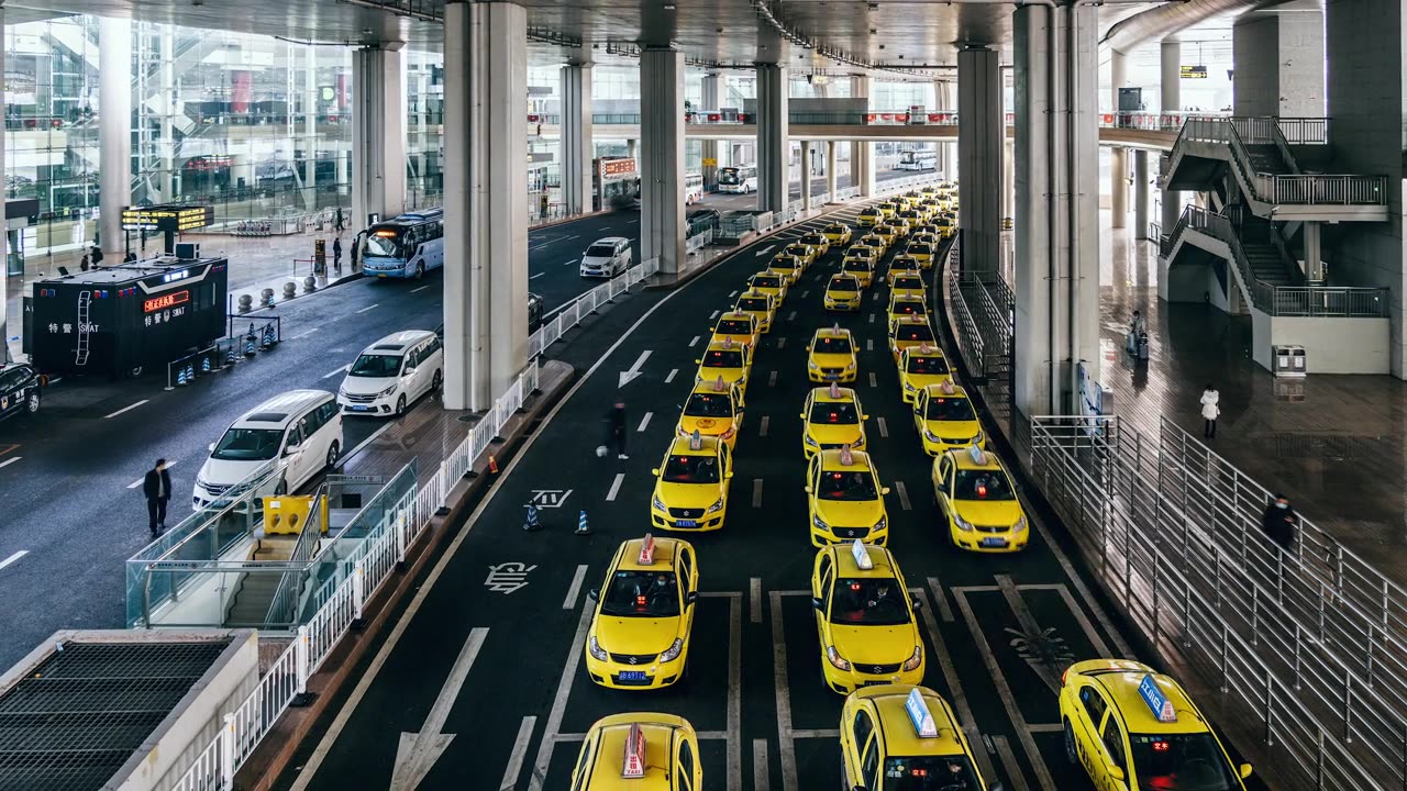 详情图-T/L机场出口黄色出租车排长队