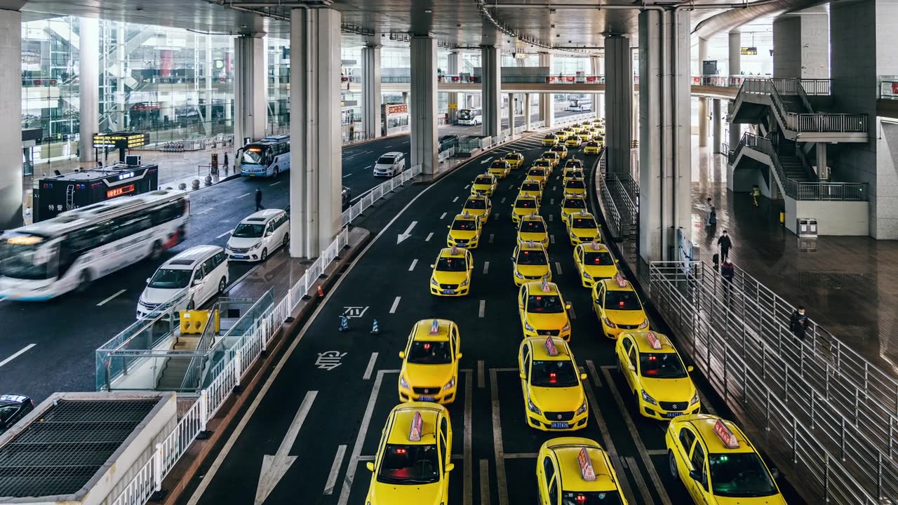 详情图-T/L机场出口黄色出租车排长队
