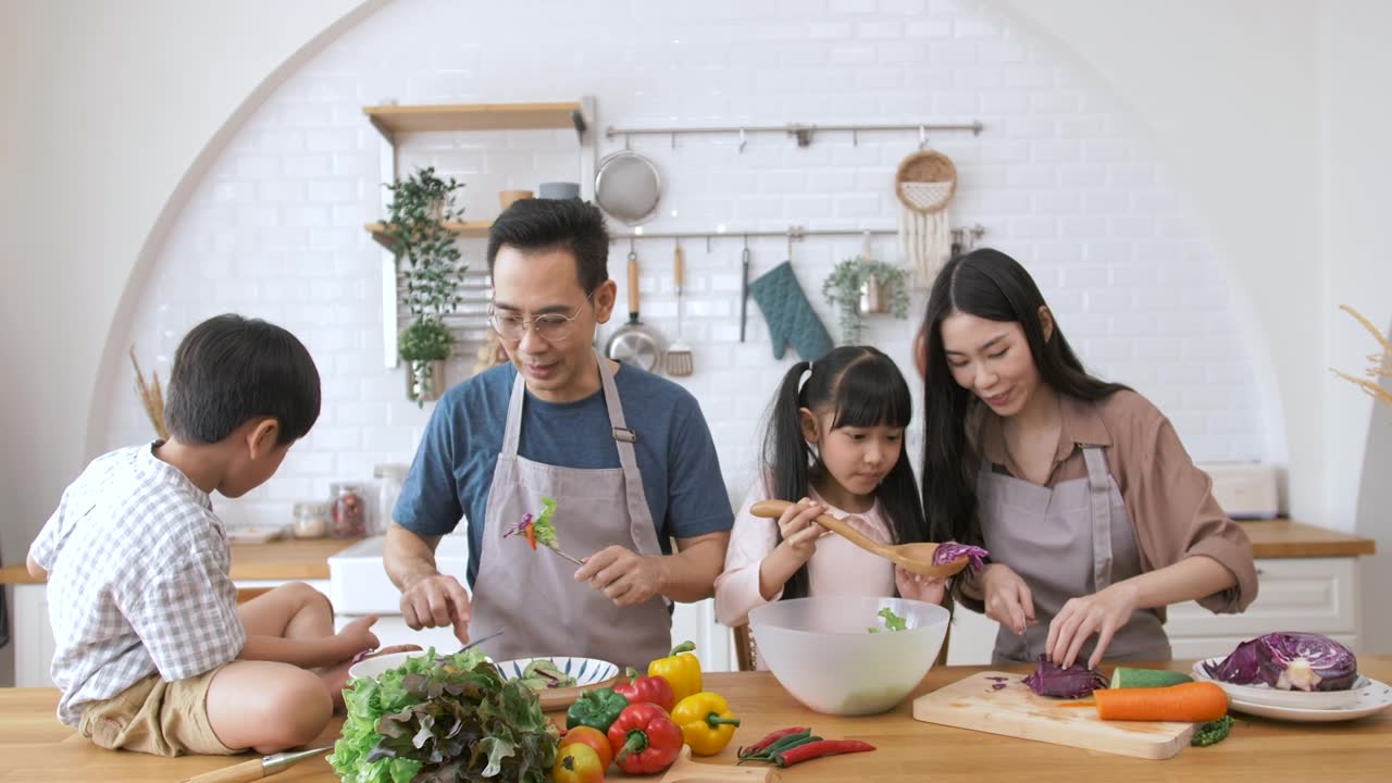 詳情圖-亞洲家庭在廚房做飯