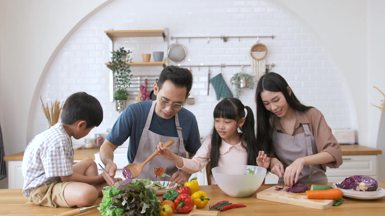 詳情圖-亞洲家庭在廚房做飯